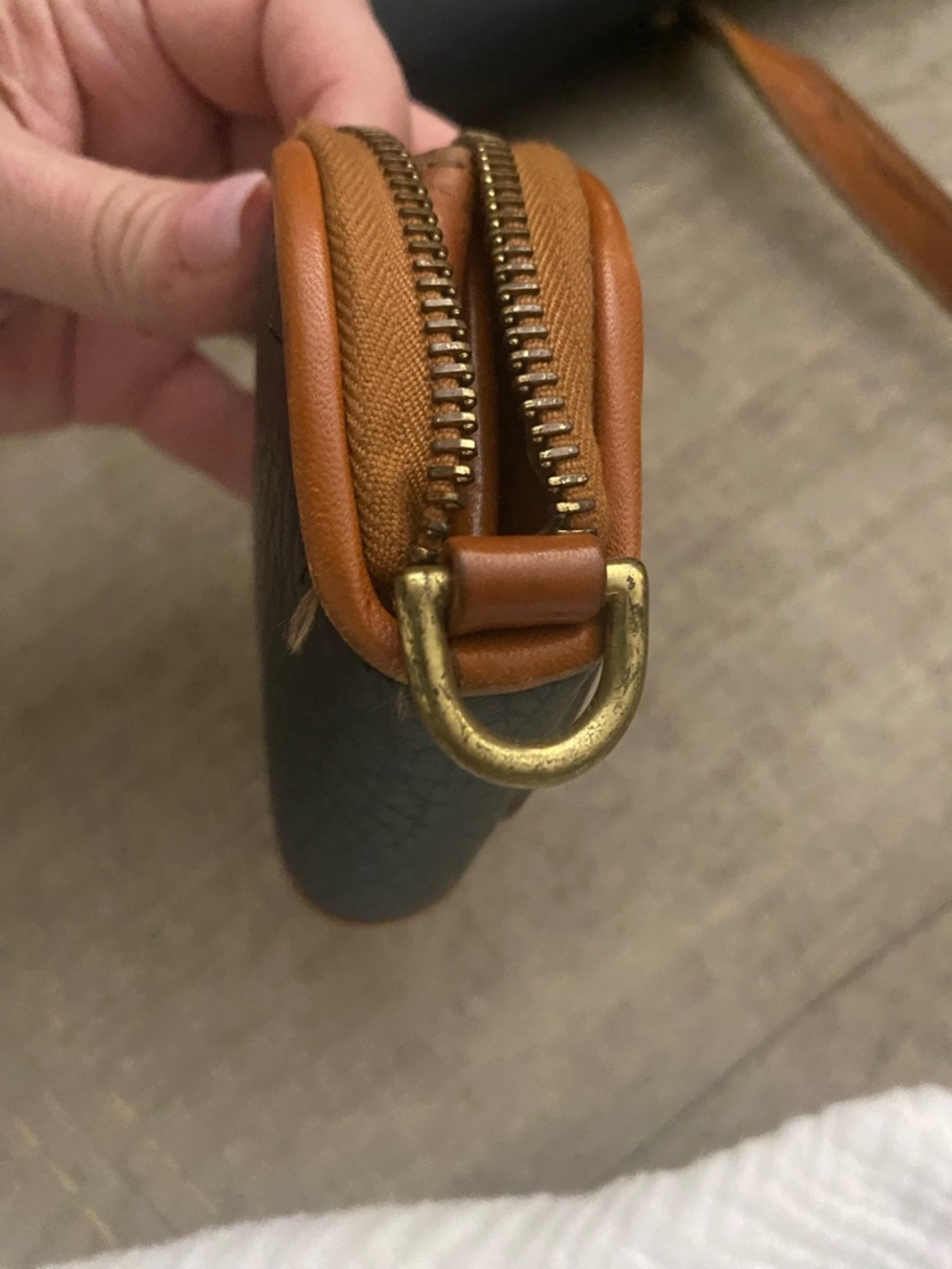 Vintage Dooney & Bourke Tan Leather Coin Pouch - Picture 9 of 12
